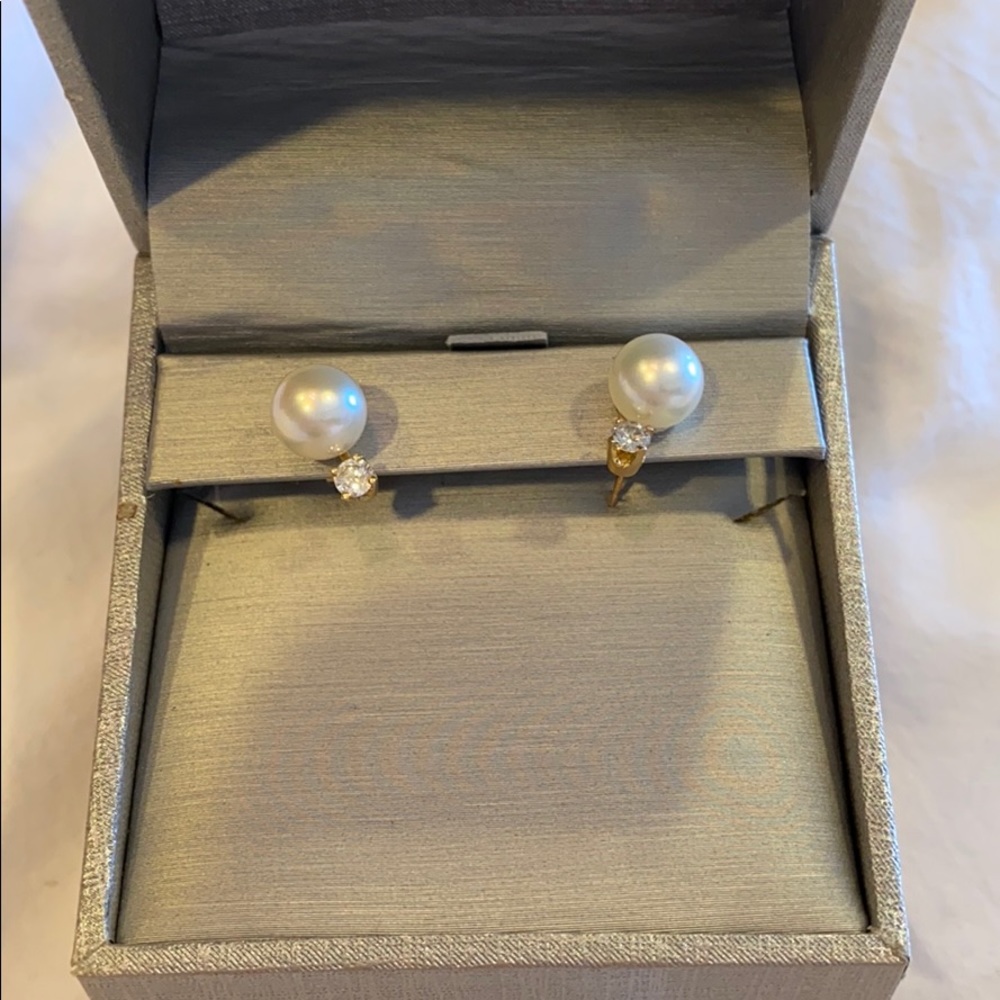 Pearl and diamond earring